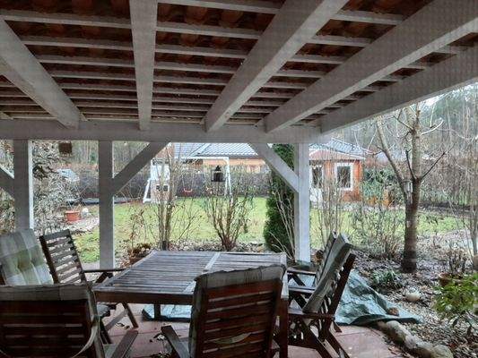 Die Topp-Terrasse  mit Ziegeln überdacht 