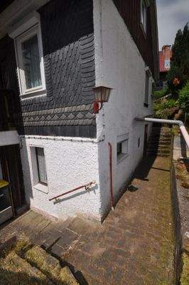 36 Zugang um das Haus.JPG