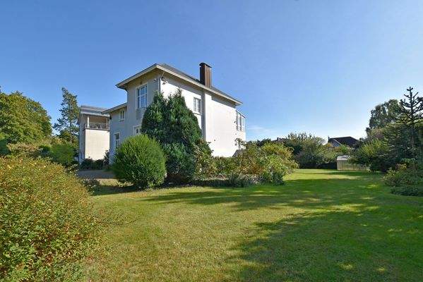 mit weitläufiger Rasenfläche