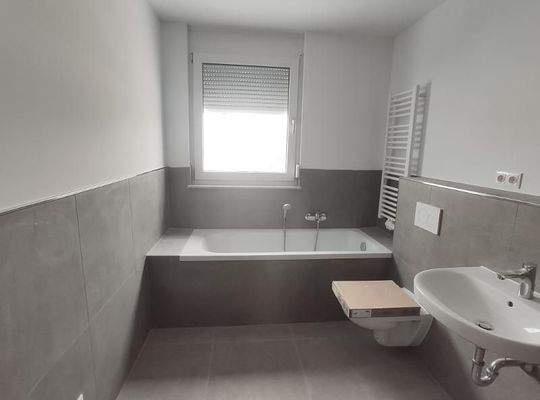 Bad mit Badewanne und Dusche Bild 1