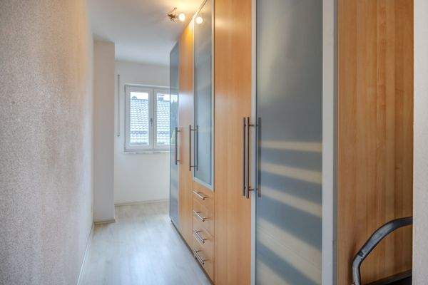 begehbarer Ankleide hinter dem Schlafzimmer