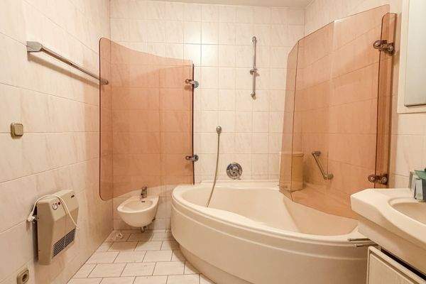 Badezimmer mit Badewanne