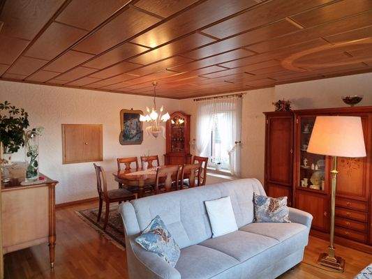 Essbereich mit Durchreiche zur Küche