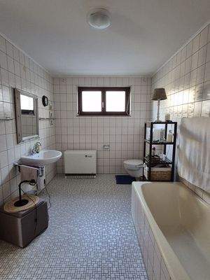 Tageslichtbad mit Dusche und Wanne Bild 1