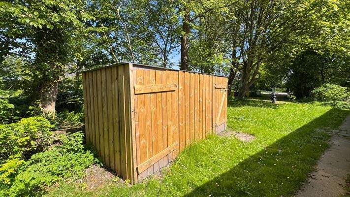 Zwei neue Geräteschuppen.