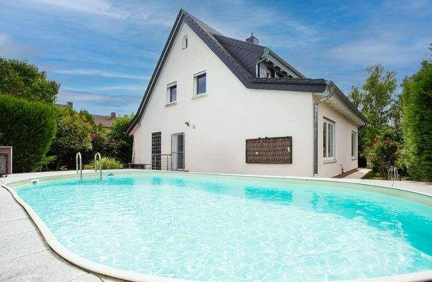 Rückansicht mit Pool