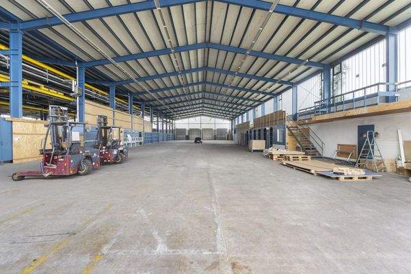 Kleine Halle mit Mezzaningeschoss