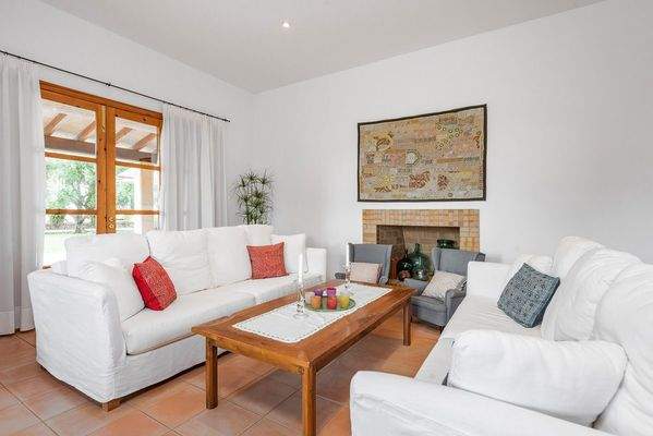 Komfortabler Wohnbereich mit Kamin