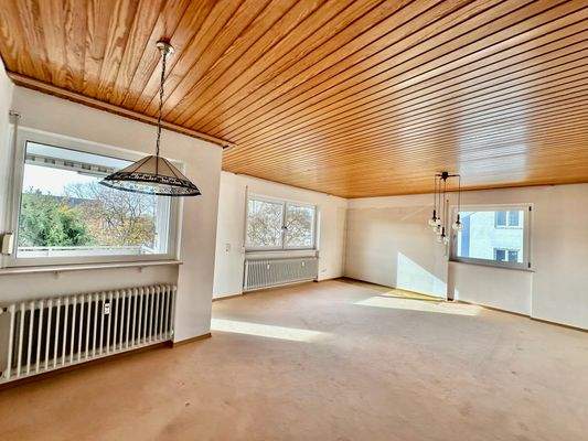 Wohn-Essbereich mit Zugang zum Balkon