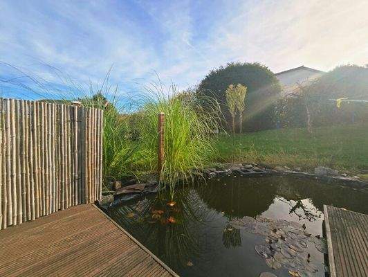 Weitläufige Gartenidylle mit Teich