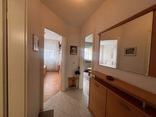 Heller Eingangsbereich mit praktischem Stauraum und Blick in die angrenzenden Zimmer