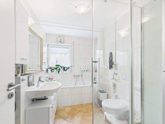 Bad mit Wanne, separater Glasdusche und Fenster