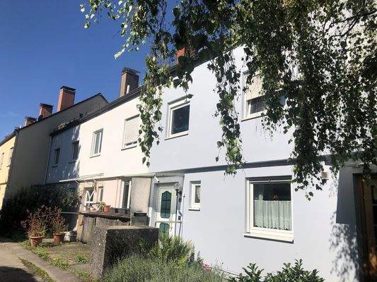 Hauseingang mit kleinem Vorgarten