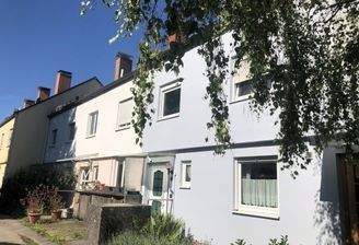 Hauseingang mit kleinem Vorgarten