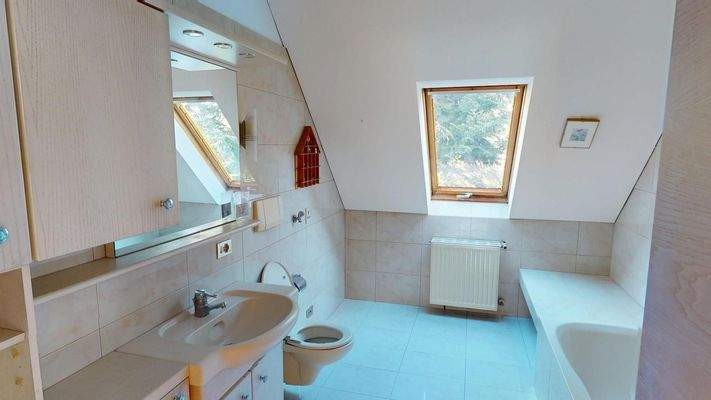 Charmante 3-Zimmer-Dachgeschosswohnung mit Terrasse, Aussicht & Garage – Silandro mansarda con terrazza e garage – attic apartment with terrace, view & garage in central location.