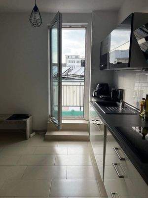 Küche und Ausgang zum Balkon.jpg