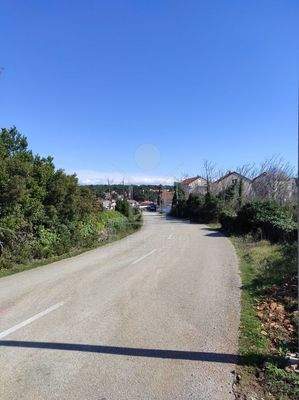 Die Zufahrt erfolgt über eine asphaltierte Straße