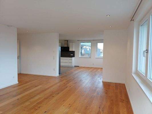 Wohnen und Essen mit Blick in die Küche