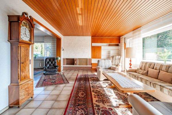 Ein offener Kamin sorgt für wohlige Wärme.