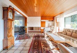 Ein offener Kamin sorgt für wohlige Wärme.