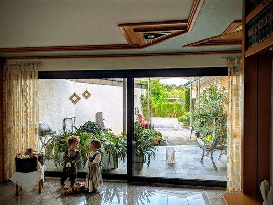 Blick aus dem Wohnbereich