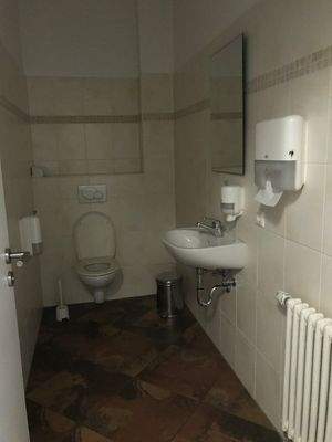 Geräumiges WC mit Waschbecken