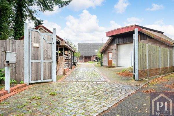 Große Auffahrt, rechts die Werkstatt