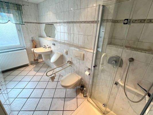 Bad mit ebenerdiger Dusche (EG)