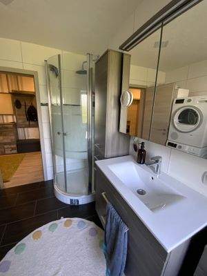 Bad mit Wanne und Dusche