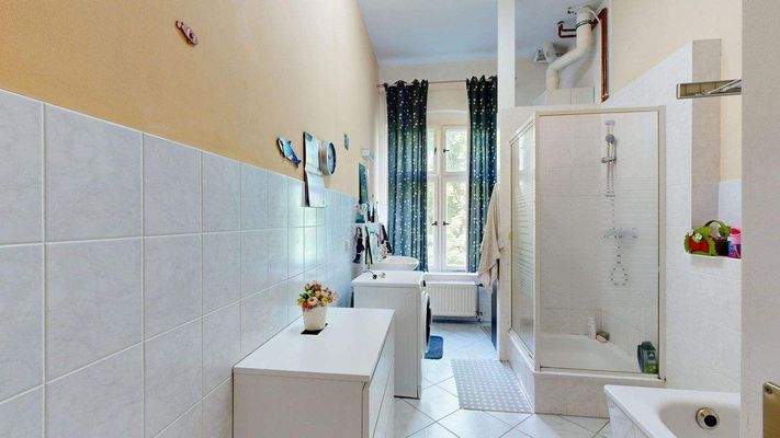 Bad WE 3 Wanne +Dusche.jpg