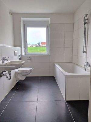 Badezimmer mir Fenster und Badewanne