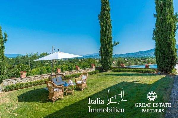 Schöne helle Villa in herrlicher Lage mit Türmchen, Pool, Weinberg und Olivenhain