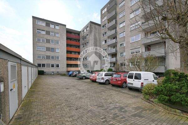 Frontansicht / Garagen / Stellplätze