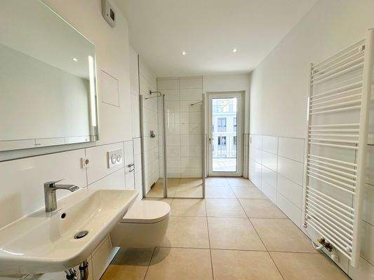 modernes Bad mit Dusche