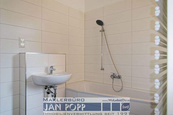 Tageslichtbad mit Wanne