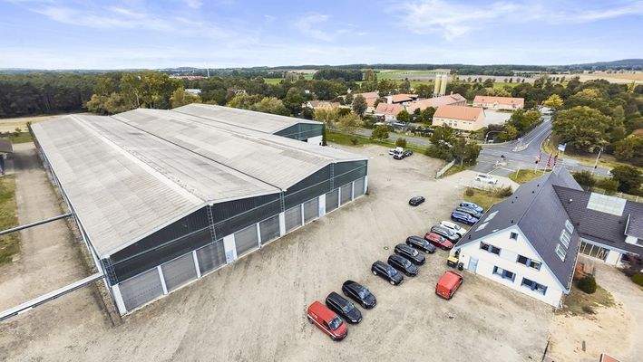 Ostansicht mit Bürohaus und Autobahnzufahrt