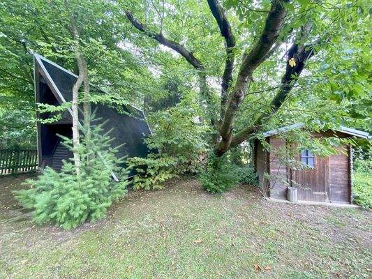 Finnhütte neben Schuppen