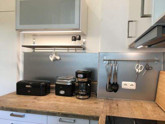 Moderne Küche mit Geräten