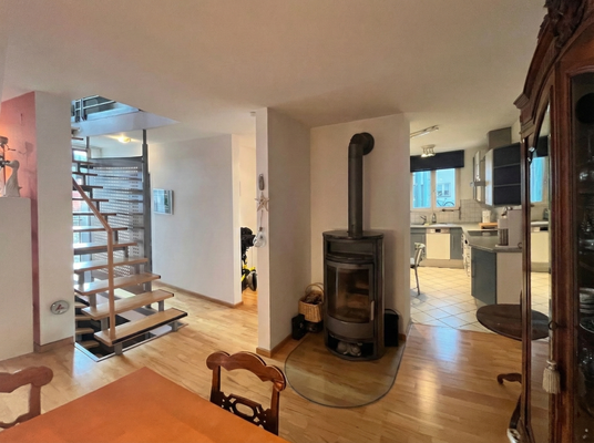 Schwedenofen im Zentrum des Wohn-und Essbereichs