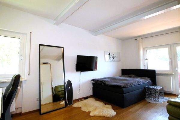 OG: Zimmer 3 mit Zugang zum Balkon 1