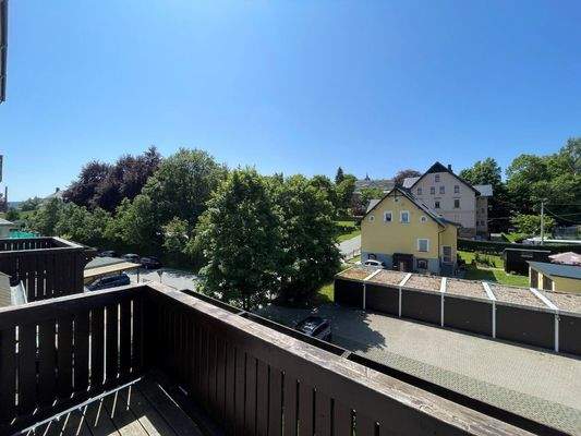 Blick vom Balkon zu u. a. Garage und Stellplatz