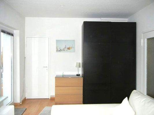 Wohnzimmer mit Kleiderschrank 