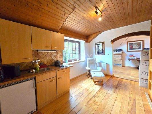 Gegenseite der Küche der Wohnung im OG. links