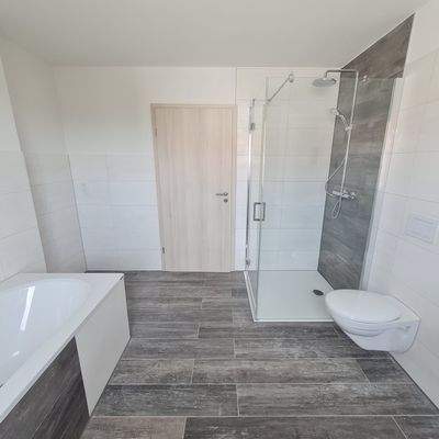 Bad mit großer Dusche,...