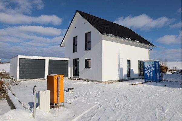 Südwestliche Perspektive auf das neu errichtete Wohnhaus mit Eingangsbereich