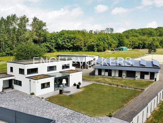 Anlage mit Stallung und Reitplatz
