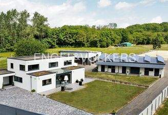 Anlage mit Stallung und Reitplatz