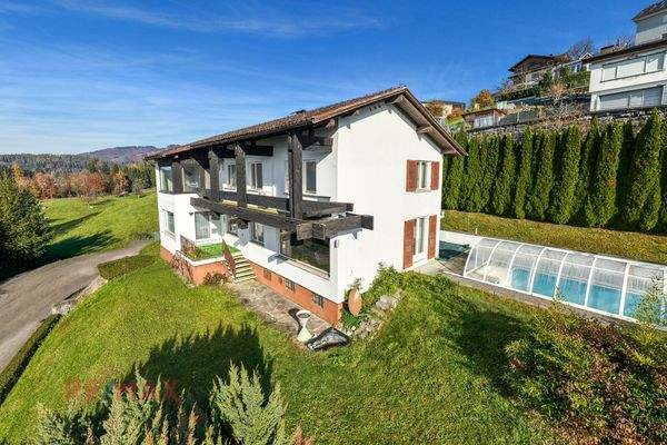 Ansicht mit Schwimmingpool