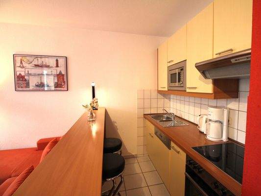 Küche mit Theke im Wohnraum