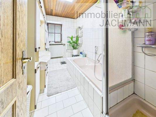 Bad mit Badewanne & Dusche EG